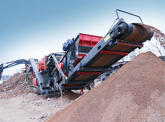 為什么礦山與建筑行業(yè)老板都在用履帶式移動破碎站？ ——探秘紅星機器的“高效利器”